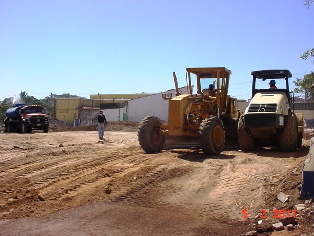 Carterpilar y compactadora que hace temblar la tierra en La Islita